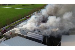 Grote zwarte rookwolken bij uitslaande industriebrand in Obdam