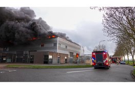 Grote zwarte rookwolken bij uitslaande industriebrand in Obdam