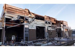 Ravage na verwoestende brand in Obdam bij daglicht goed zichtbaar