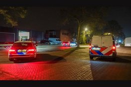 Agenten met kogelwerende vesten vallen bedrijf in Obdam binnen