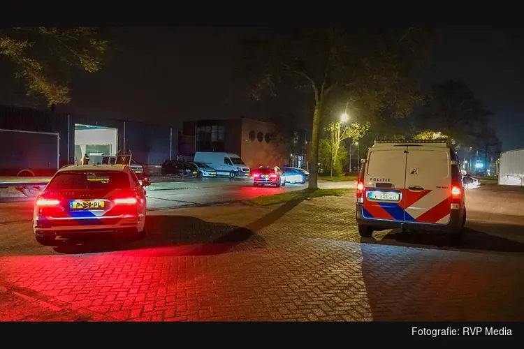Agenten met kogelwerende vesten vallen bedrijf in Obdam binnen