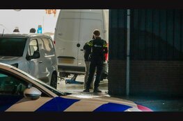 Agenten met kogelwerende vesten vallen bedrijf in Obdam binnen