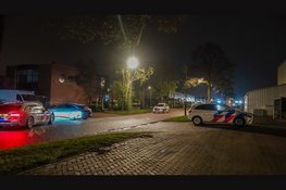 Agenten met kogelwerende vesten vallen bedrijf in Obdam binnen