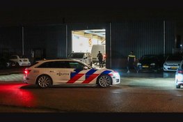 Agenten met kogelwerende vesten vallen bedrijf in Obdam binnen