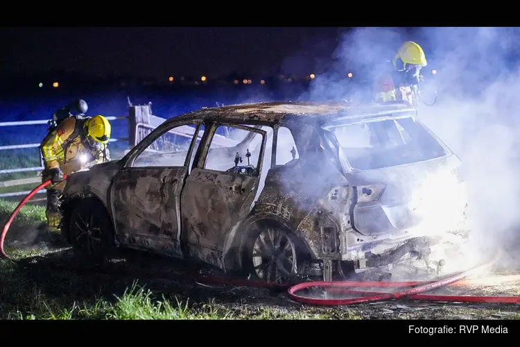 Achtergelaten auto in lichterlaaie op boerenlandweg in Berkhout