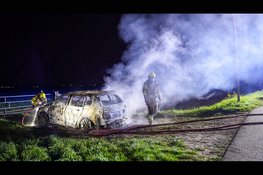 Achtergelaten auto in lichterlaaie op boerenlandweg in Berkhout