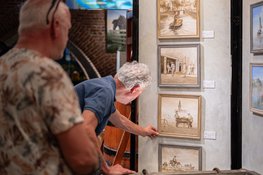 Eerste editie Kaaskrant uitgereikt aan wethouder Jan Hoekzema