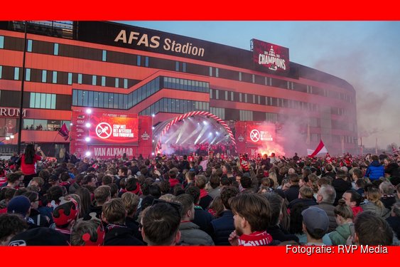 Uitzinnige menigte op de been bij huldiging van bekerwinnaar AZ