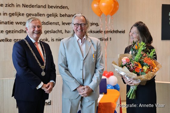 Koninklijke schouderklop voor stille kracht van de gemeenschap: Max Nuijens