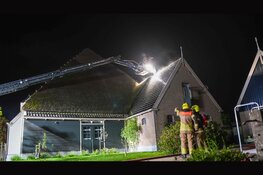 Flinke rookontwikkeling bij brand in rietgedekte woonboerderij in Avenhorn
