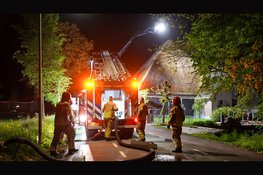 Flinke rookontwikkeling bij brand in rietgedekte woonboerderij in Avenhorn