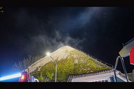 Flinke rookontwikkeling bij brand in rietgedekte woonboerderij in Avenhorn