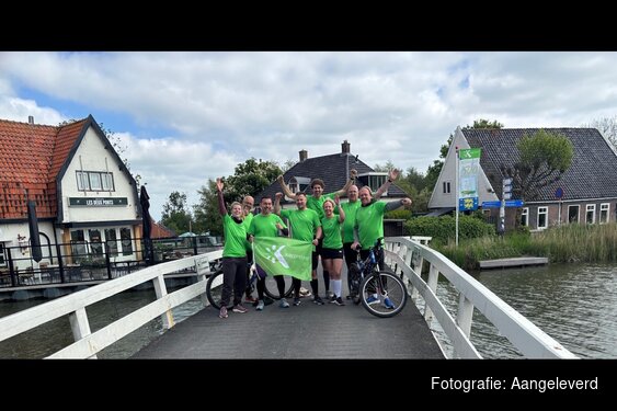 Werknemers gemeente Koggenland halen voor het eerst Bevrijdingsvuur op