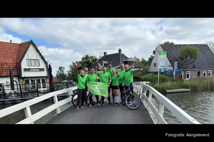 Werknemers gemeente Koggenland halen voor het eerst Bevrijdingsvuur op