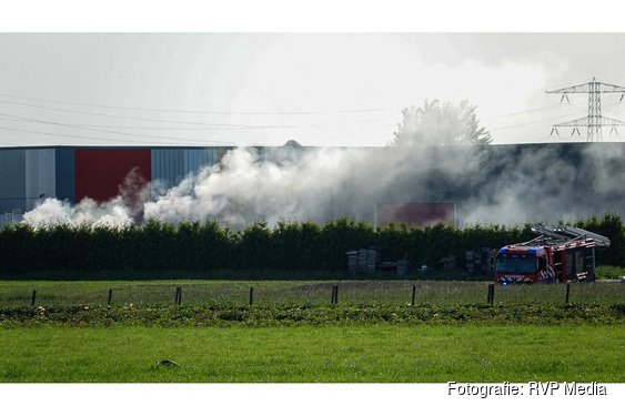 Veel rook bij brand in container bij bedrijf in Ursem