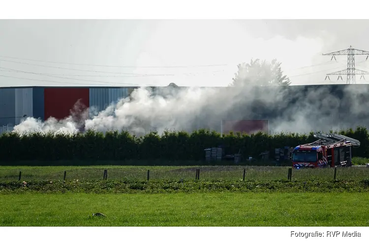 Veel rook bij brand in container bij bedrijf in Ursem