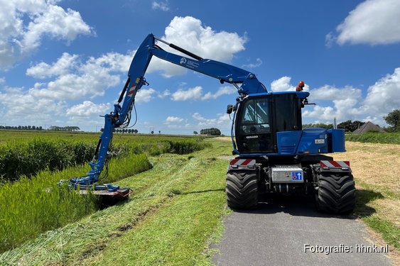 Maaien van dijken en sloten van start
