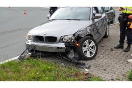 Auto knalt tegen stoplicht op N247, bestuurder mee naar politiebureau