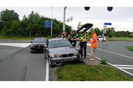 Auto knalt tegen stoplicht op N247, bestuurder mee naar politiebureau