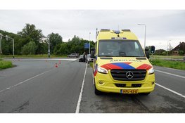 Auto knalt tegen stoplicht op N247, bestuurder mee naar politiebureau