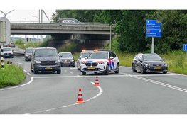 Auto knalt tegen stoplicht op N247, bestuurder mee naar politiebureau