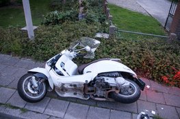 Scooterrijder gewond na val in Hensbroek