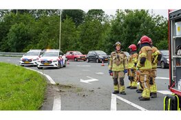 Auto vliegt over de kop op afrit A7, tiental automobilisten bekeurd voor negeren rood kruis