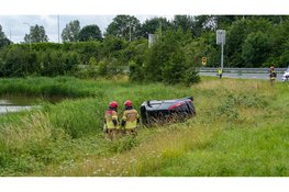 Auto vliegt over de kop op afrit A7, tiental automobilisten bekeurd voor negeren rood kruis