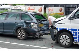 Forse schade na kop-staartbotsing tussen drie voertuigen N194