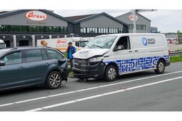 Forse schade na kop-staartbotsing tussen drie voertuigen N194