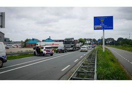 Forse schade na kop-staartbotsing tussen drie voertuigen N194