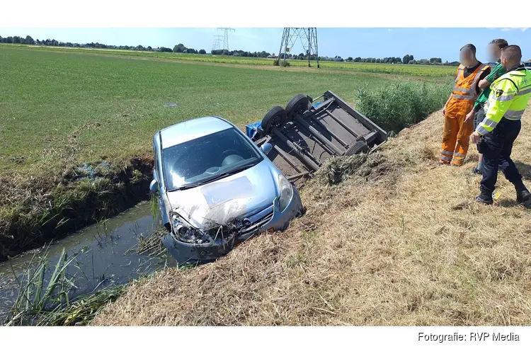 Auto plus aanhanger raakt te water langs N194