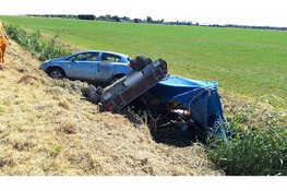 Auto plus aanhanger raakt te water langs N194