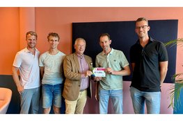 Stichting Kermiscomité Hensbroek ontvangt jubileumcheque voor 100-jarig bestaan