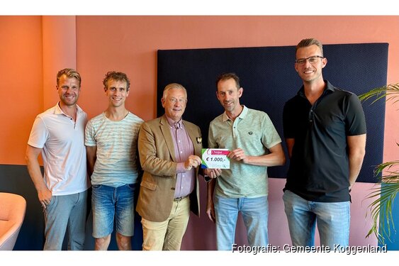 Stichting Kermiscomité Hensbroek ontvangt jubileumcheque voor 100-jarig bestaan