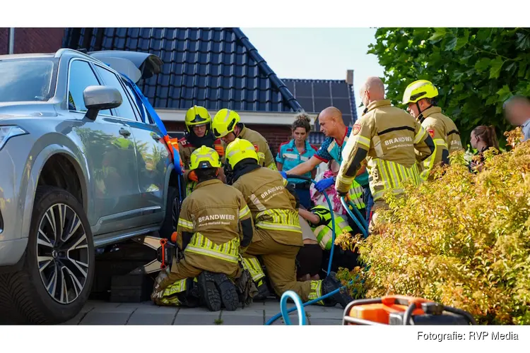 Jonge jongen op mountainbike bekneld onder personenauto De Goorn