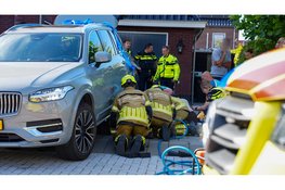 Jonge jongen op mountainbike bekneld onder personenauto De Goorn