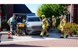 Jonge jongen op mountainbike bekneld onder personenauto De Goorn