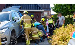 Jonge jongen op mountainbike bekneld onder personenauto De Goorn