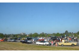 Autoliefhebbers treffen elkaar bij Strand van Luna tijdens Night Cruise Heerhugowaard