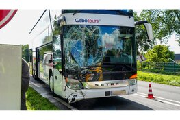 Touringcar botst achterop busje op N243 bij Avenhorn