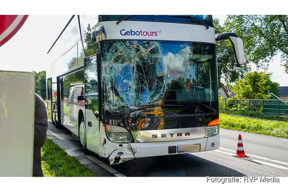 Touringcar botst achterop busje op N243 bij Avenhorn