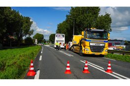 Touringcar botst achterop busje op N243 bij Avenhorn