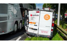 Touringcar botst achterop busje op N243 bij Avenhorn