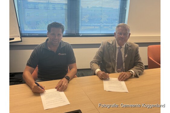 Gemeente Koggenland en De Jong Ursem zetten handtekening voor nieuwe gemeentewerf