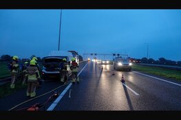 Brand in bekabeling van werkbus op A7, lange files op rijksweg