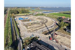 Wethouder Bart Krijnen geeft officieel startsein voor bouw 56 woningen in Scharwoude