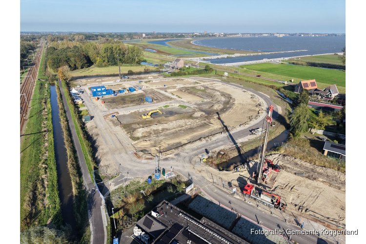 Wethouder Bart Krijnen geeft officieel startsein voor bouw 56 woningen in Scharwoude