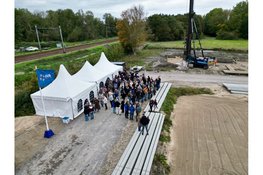 Wethouder Bart Krijnen geeft officieel startsein voor bouw 56 woningen in Scharwoude