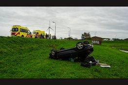 Auto raakt van de dijk en slaat over de kop in Heerhugowaard
